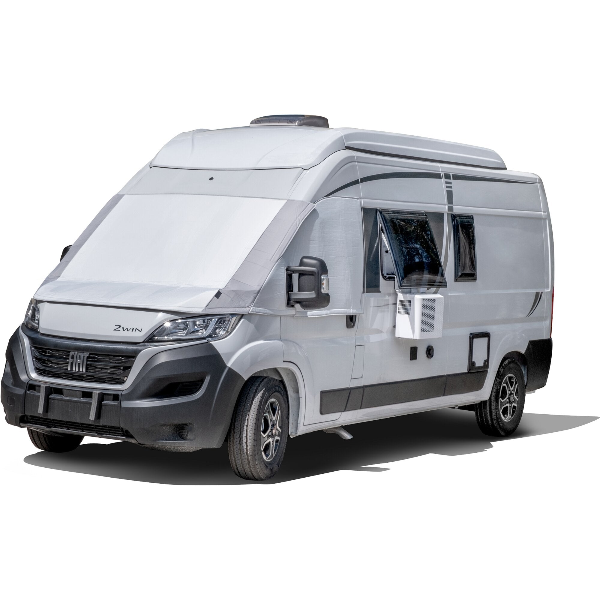Weißes Reisemobil in Seitenansicht mit großer Dachbox, seitlichen Fenstern, schwarzem Unterboden und markantem Frontgitter