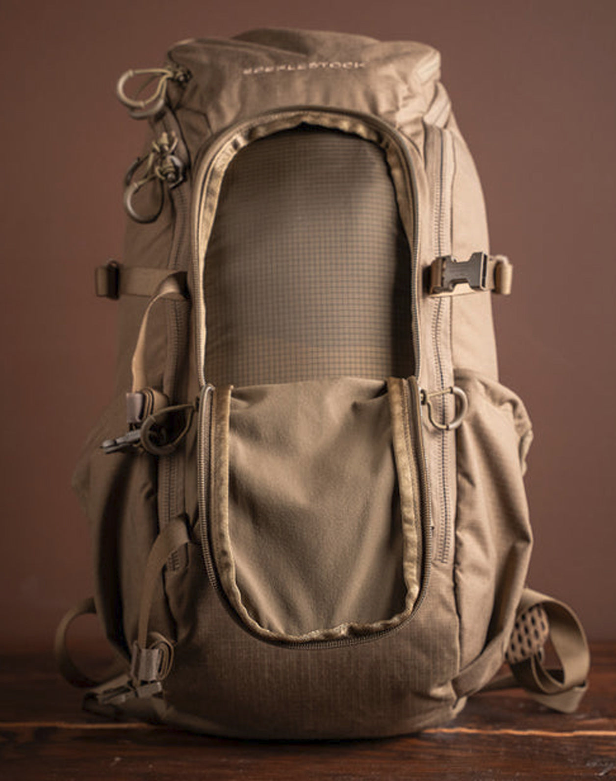 Eberlestock Brute Scout Mountain – Reißverschluss, Material und Befestigungsdetails