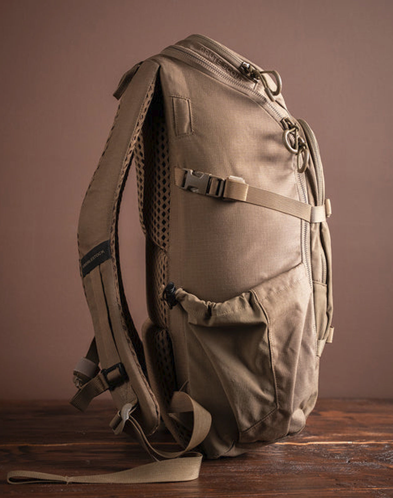 Eberlestock Brute Scout Mountain – Seitenansicht mit Stretchfach und Kompressionsriemen