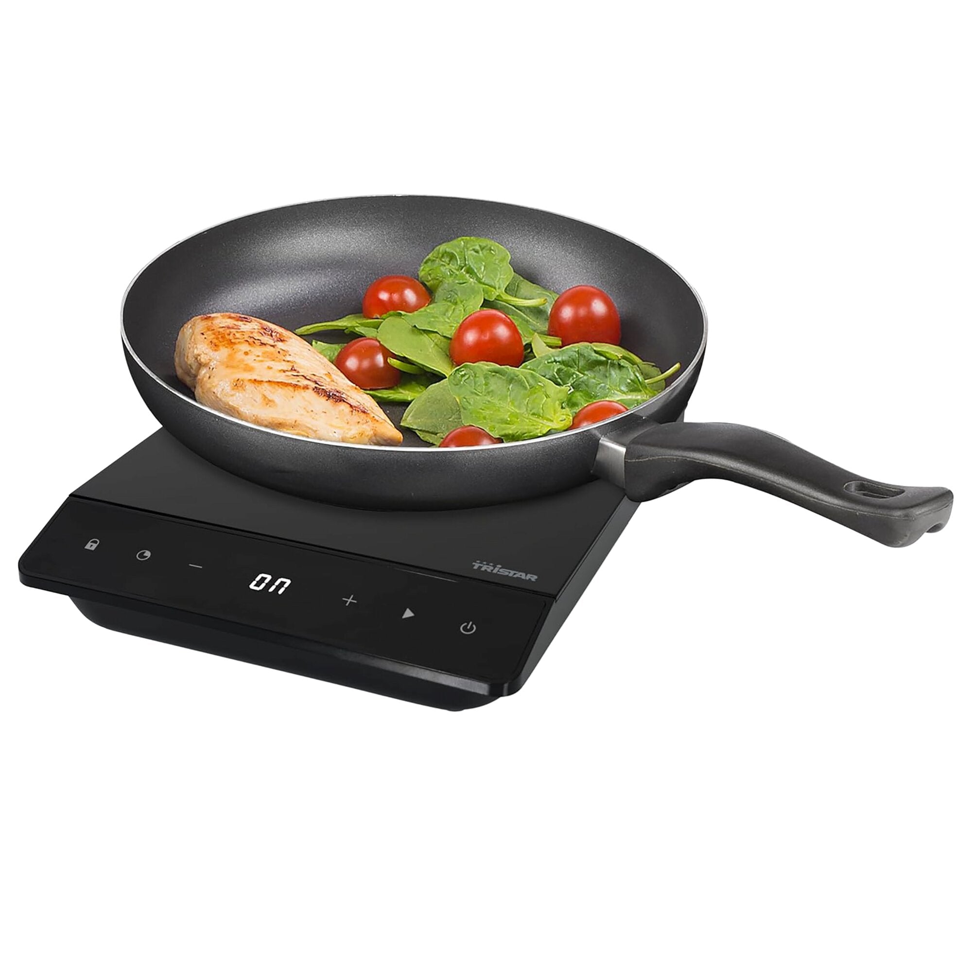 Induktionskochplatte mit schwarzer Antihaft-Pfanne, darin brät Hähnchenbrust mit Spinat und Kirschtomaten
