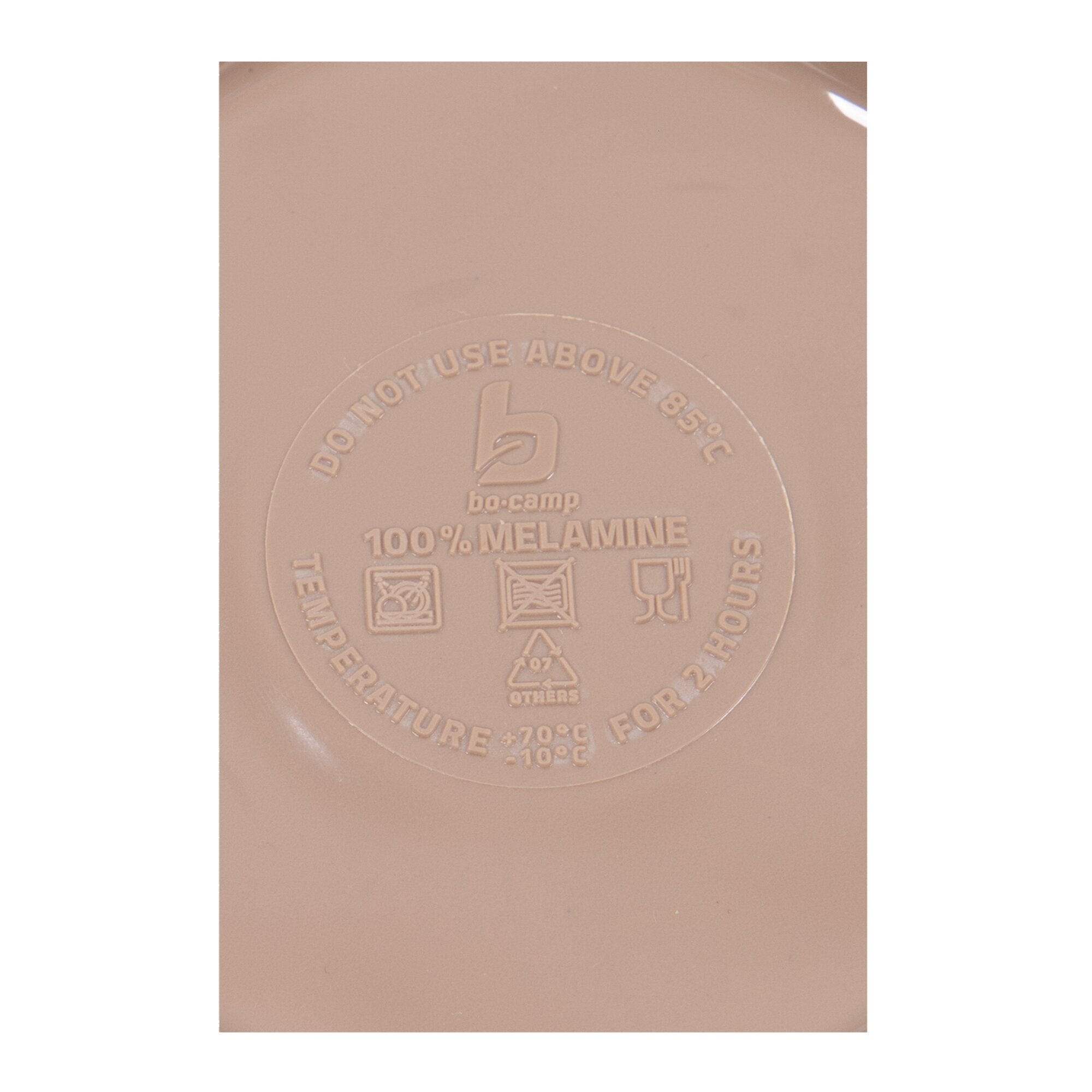 Nahaufnahme der Unterseite eines Melamin-Geschirrteils mit Prägung, 100% Melamine, Warnhinweisen und Bo-Camp-Logo
