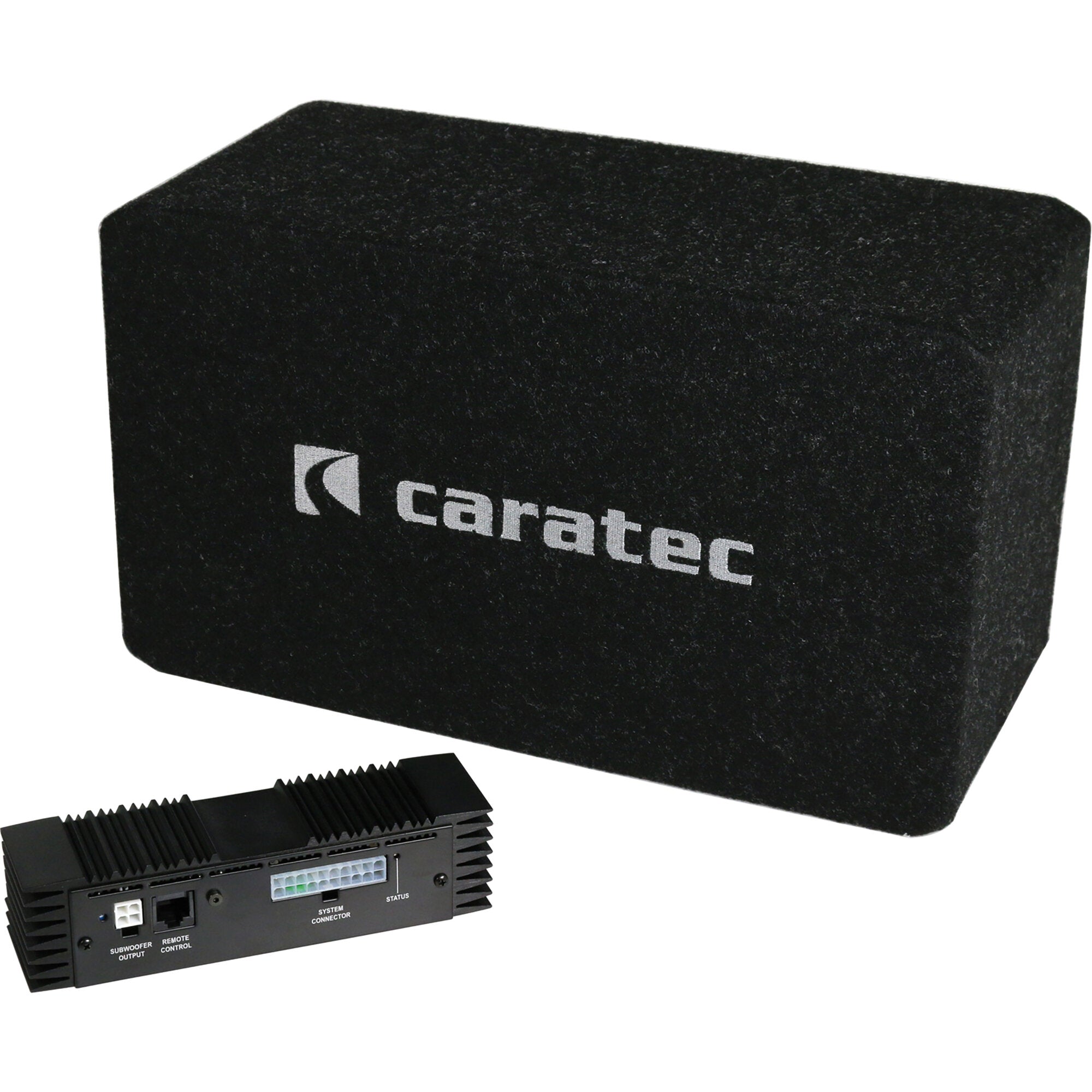 Schwarzes Verstärker-Modul mit Kühlrippen, sichtbare Anschlüsse und Beschriftungen wie Subwoofer Output, Remote Control, System Connector und Status; liegt auf schwarzem Schaumstoff mit Caratec-Logo