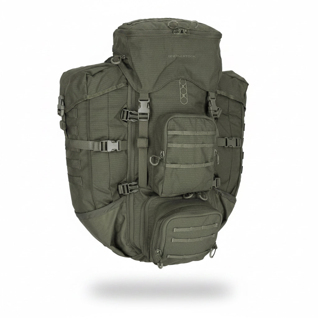 Großzügiger, militärisch grüner Expeditionsrucksack mit mehreren Fächern, verstärktem Rahmen und MOLLE-Befestigungen,.