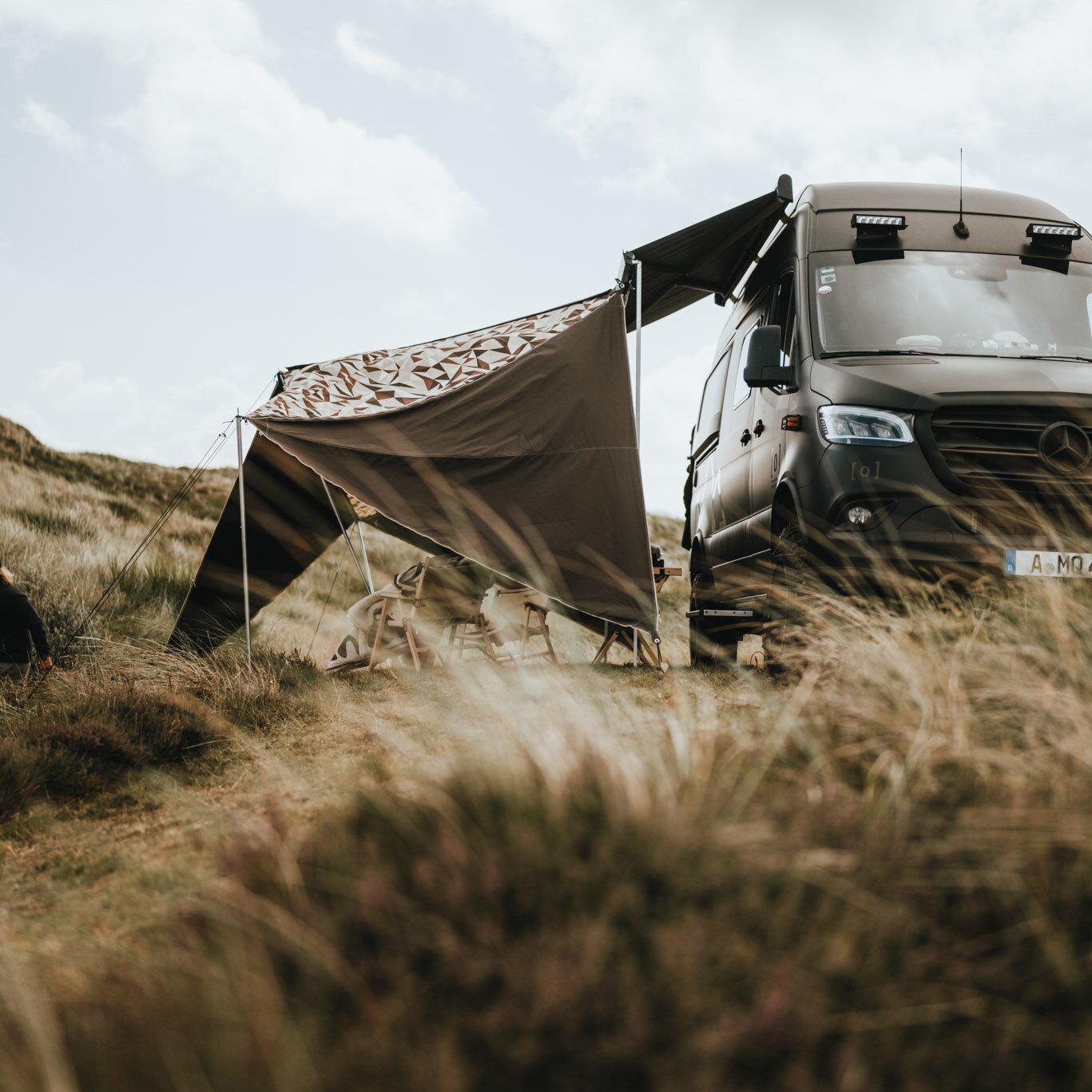 Sonnensegel TC-Zip Canvas Single Nature Design Earth, braunes Canvas mit geometrisch gemustertem Rand, seitlich am Wohnmobil befestigt