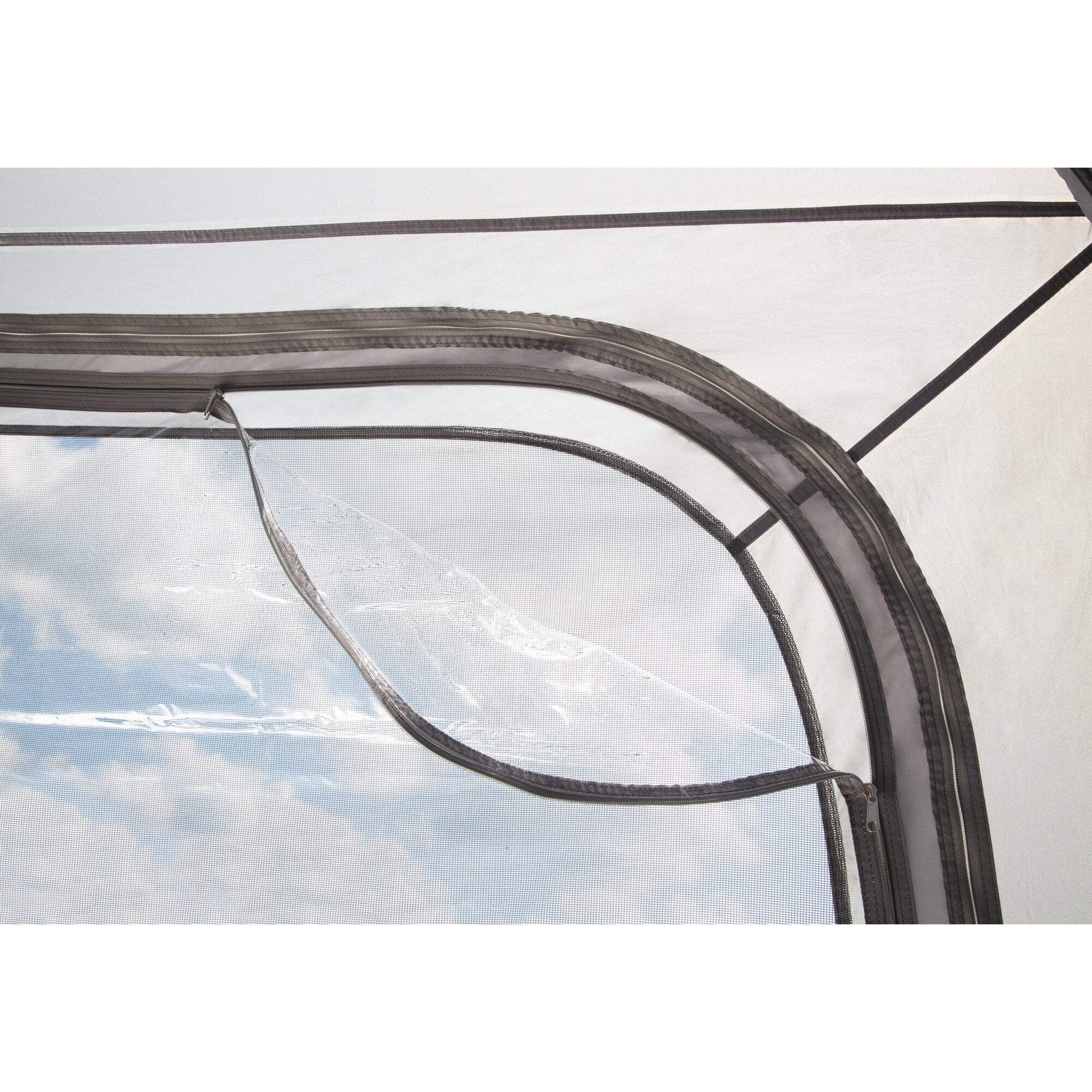 Innenansicht des Pavillons Relax Air: weißes Gewebe, schwarze Reißverschlüsse, Meshfenster und sichtbare Kantenbänder, Seile liegen am Rahmen