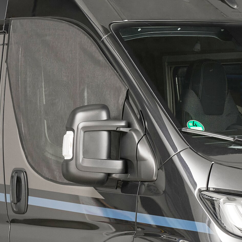 Seitenansicht eines Mercedes Sprinter Fahrerhauses mit Insektenschutz Stella am Fenster und sichtbarem Spiegelgehäuse