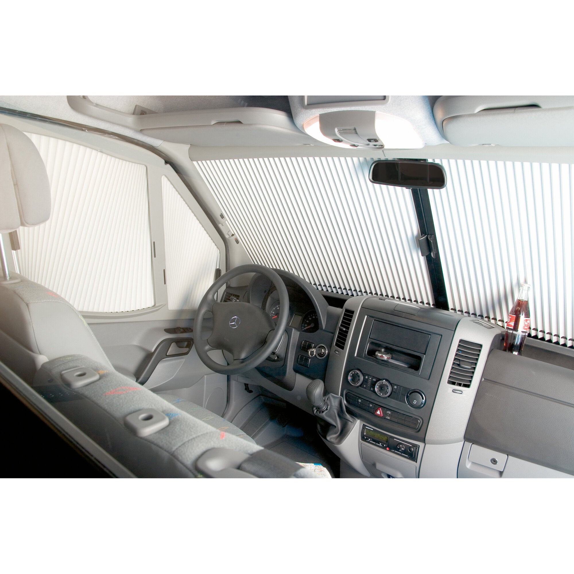 Innenraum eines Mercedes Sprinter W906 Facelift mit REMIfront III/IV Frontteil; Lenkrad, Dachkonsole mit Licht, Spiegel und Getränkeflasche