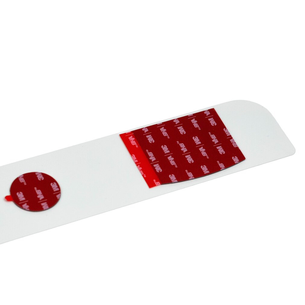 Weiße Trägerplatte L ohne Haken, mit abgerundeten Enden; rotes 3M-Klebeband und ein roter runder Klebeaufkleber am Rand
