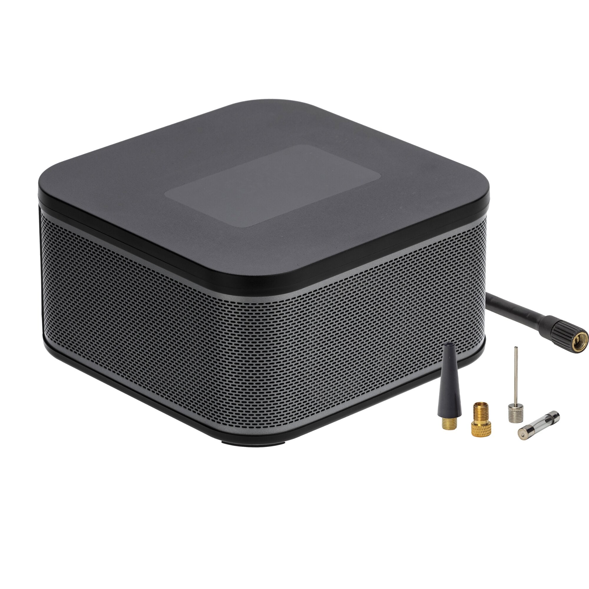 Schwarzer quadratischer Kompressor Airtouch NG mit perforierten Seiten, glatter Oberseite mit eingelassenem Panel und mehreren Zubehör-Adaptern daneben