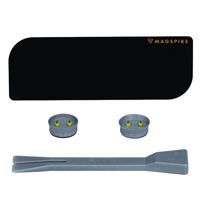 Schwarze Trägerplatte mit abgerundeten Ecken, MAGSPIKE-Logo oben rechts; zwei graue Basen mit gelben Spitzen darunter und langes graues Werkzeug
