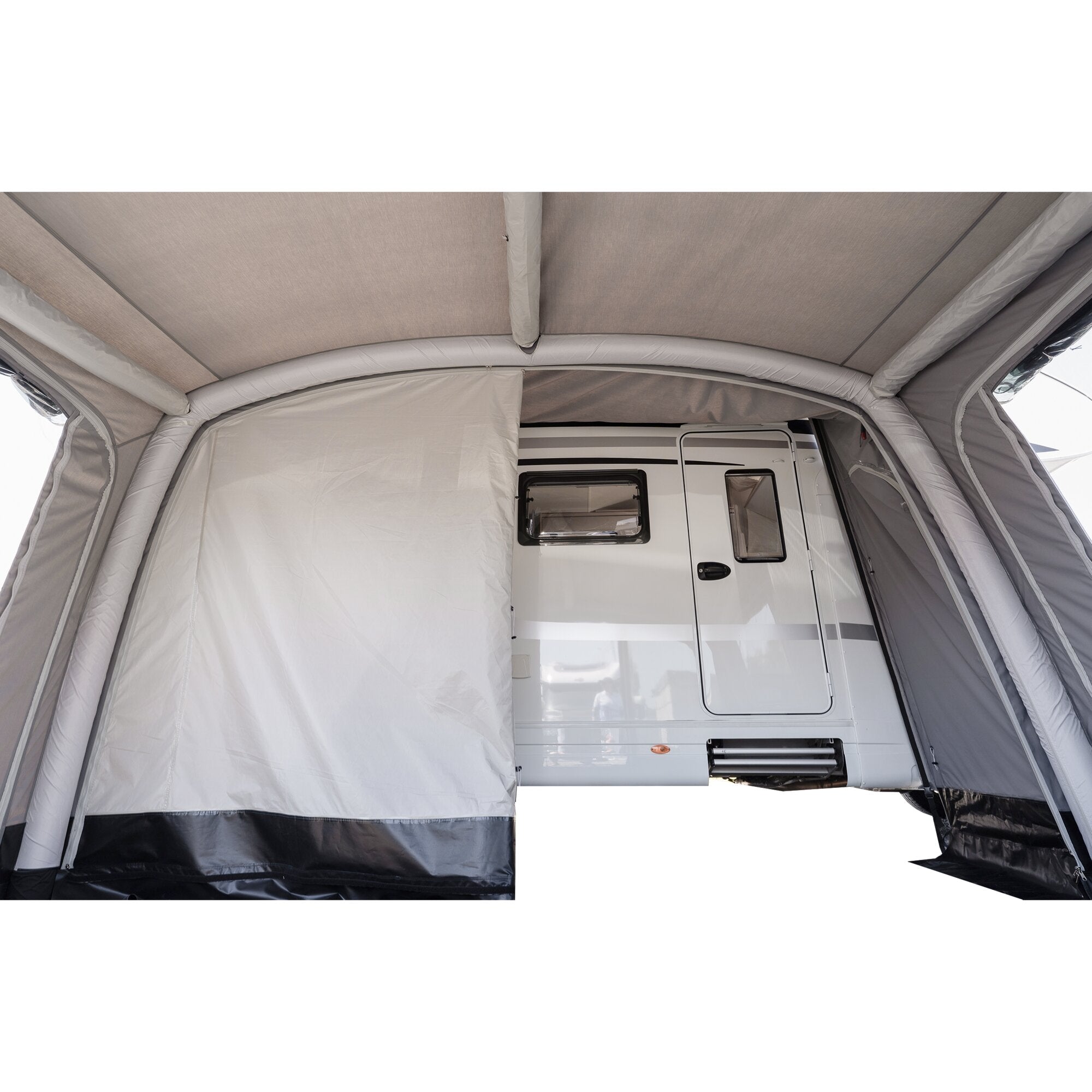 Innenansicht des Neptune 2.0 Reisemobilvorzelts, beigefarbenes Dach und Seitenwände, sichtbare Luftstützen, Blick auf das Wohnmobil mit Fenster