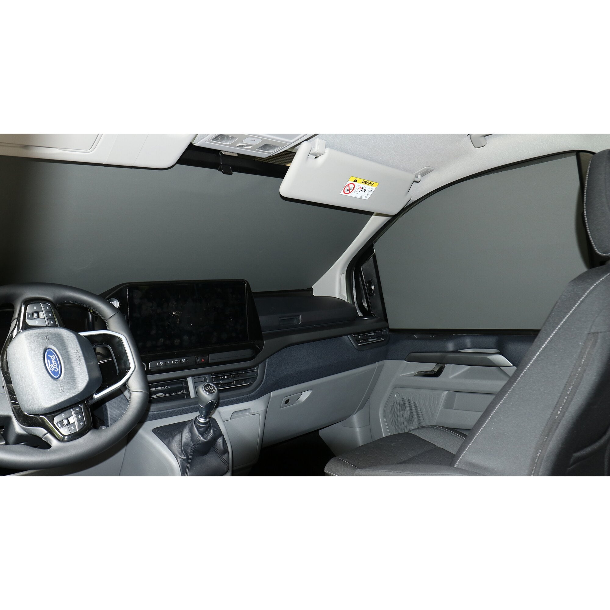 Innenraum eines Ford mit REMIfront VI Verdunkelung an der Frontscheibe; Lenkrad mit Ford-Logo, Armaturen, Sonnenblende mit AIRBAG-Aufkleber