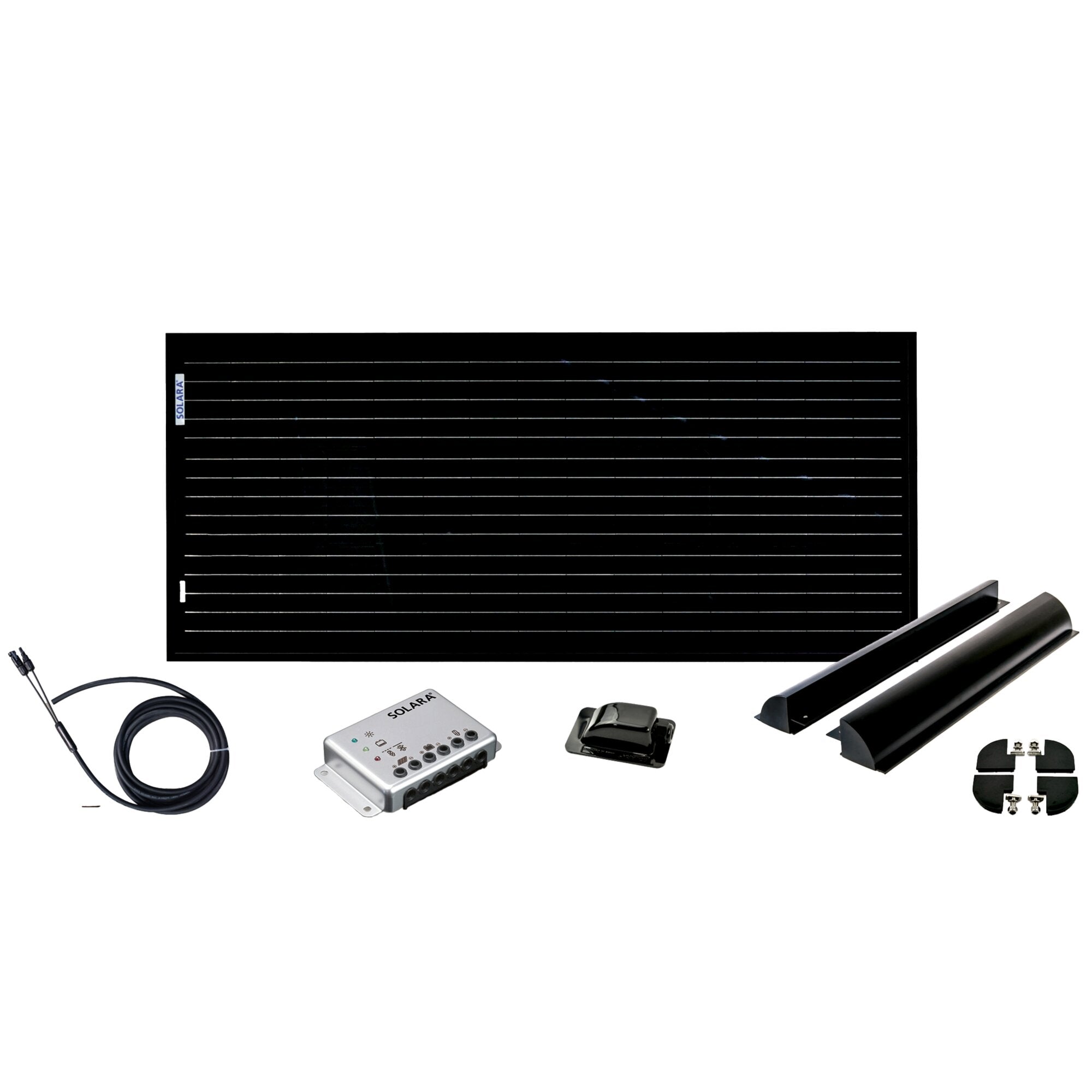 Schwarzes Solarmodul mit feinen horizontalen Linien, am Rand ein SOLARA-Aufkleber, daneben Montageschienen, Kabel und Stecker sowie ein Laderegler sichtbar