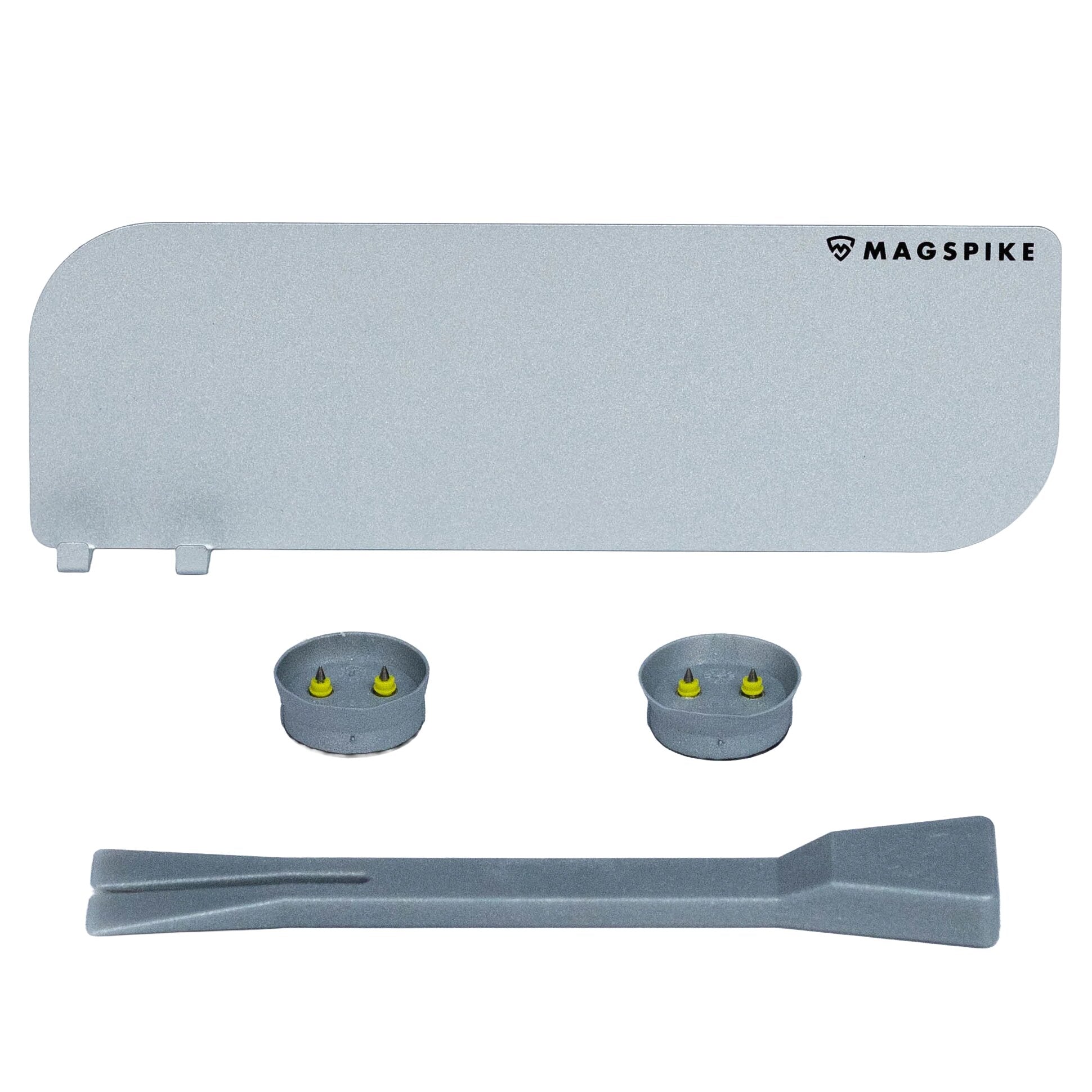 Silberne Trägerplatte mit abgerundeten Ecken und integrierten Haken, MAGSPIKE-Logo; darunter zwei runde Basen mit gelben Spitzen und ein flaches Bauteil