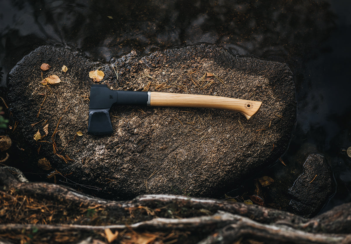 Fiskars Norden Spaltaxt N12 im Outdoor-Einsatz