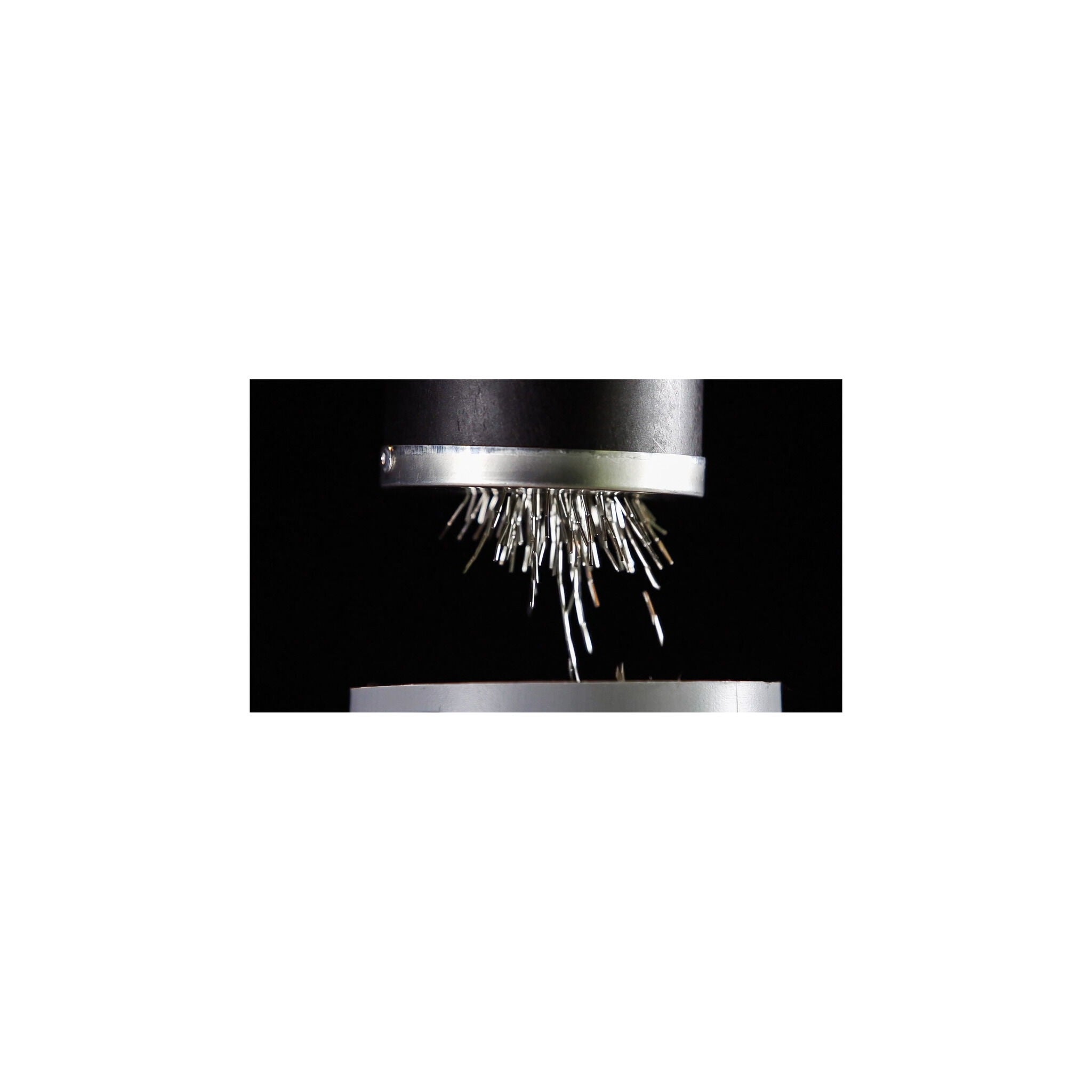 Frankford Arsenal 1097884 magnetische Edelstahl-Tumbling-Pins im Detail am Aufnahmemagneten