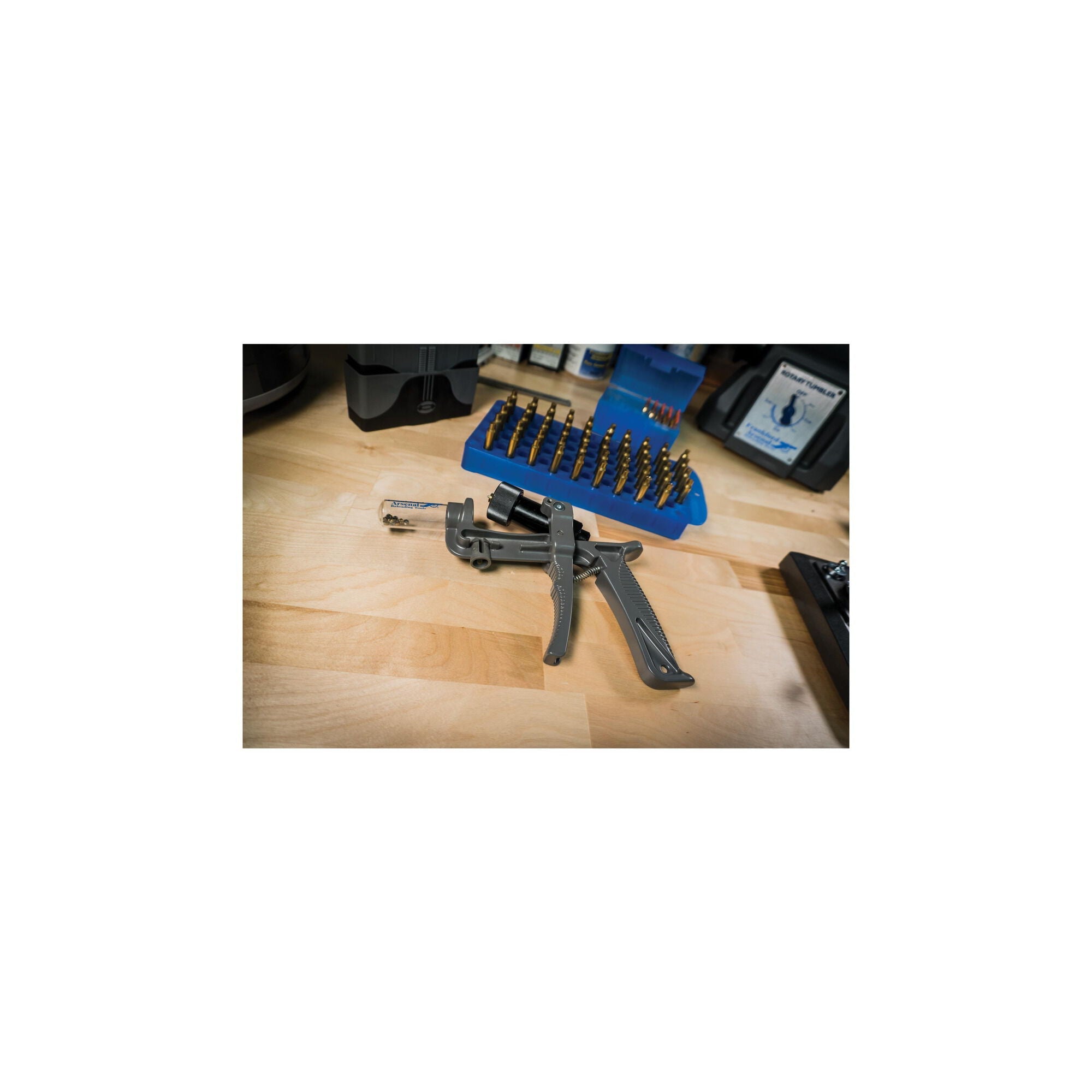 Frankford Arsenal Hand-Deprimierwerkzeug 909283 liegend neben Wiederladezubehör