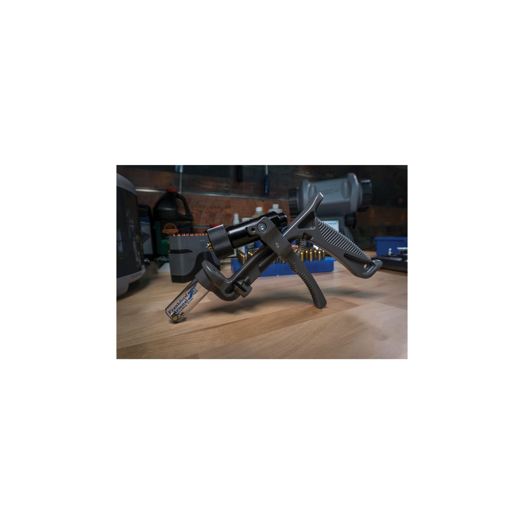 Frankford Arsenal Hand-Deprimierwerkzeug 909283 auf einer Wiederlade-Werkbank