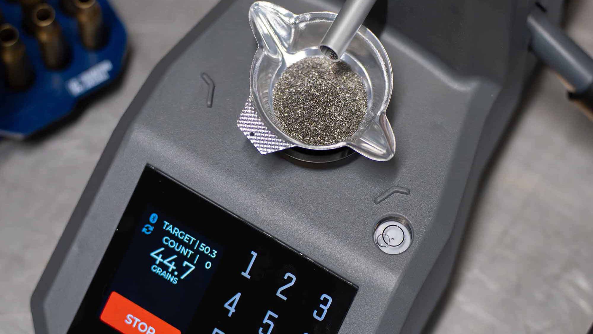 Frankford Arsenal Intellidropper 2.0 beim präzisen Pulverdosieren