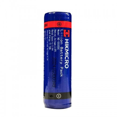 Blauer Hikmicro Akku 21700, 3,59V, 5,5Ah mit rotem Streifen und weißer Beschriftung, zylindrische Form.
