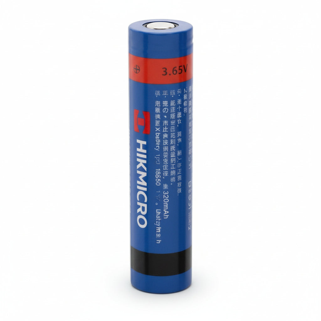 Hikmicro wiederaufladbarer Li-Ion Akku Typ 18650 in blau mit rotem Aufdruck und schwarzen Endkappen, seitlich bedruckt.