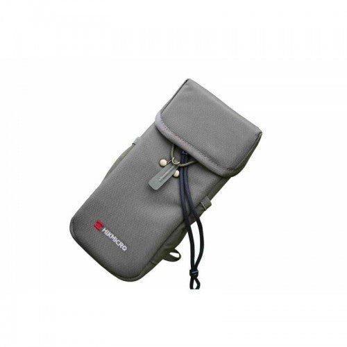 Graue Hikmicro Monokular-Tragetasche aus weichem Material mit Klappe und schwarzem Kordelzug zur Sicherung, rotes Logo unten .