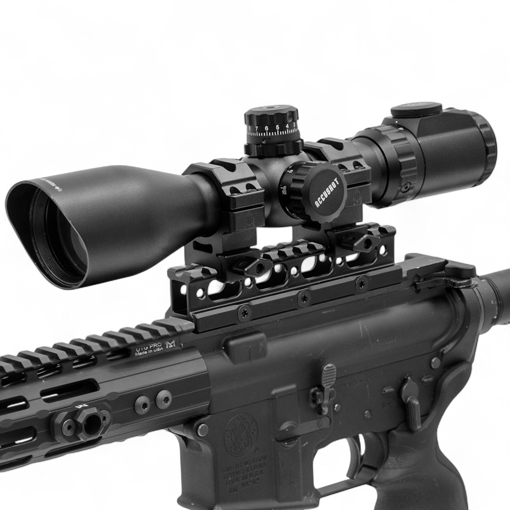 Schwarzer UTG Super Slim Picatinny Riser Mount mit 13 Slots, montiert auf Gewehr mit Zielfernrohr, anodisiertes Aluminium,.