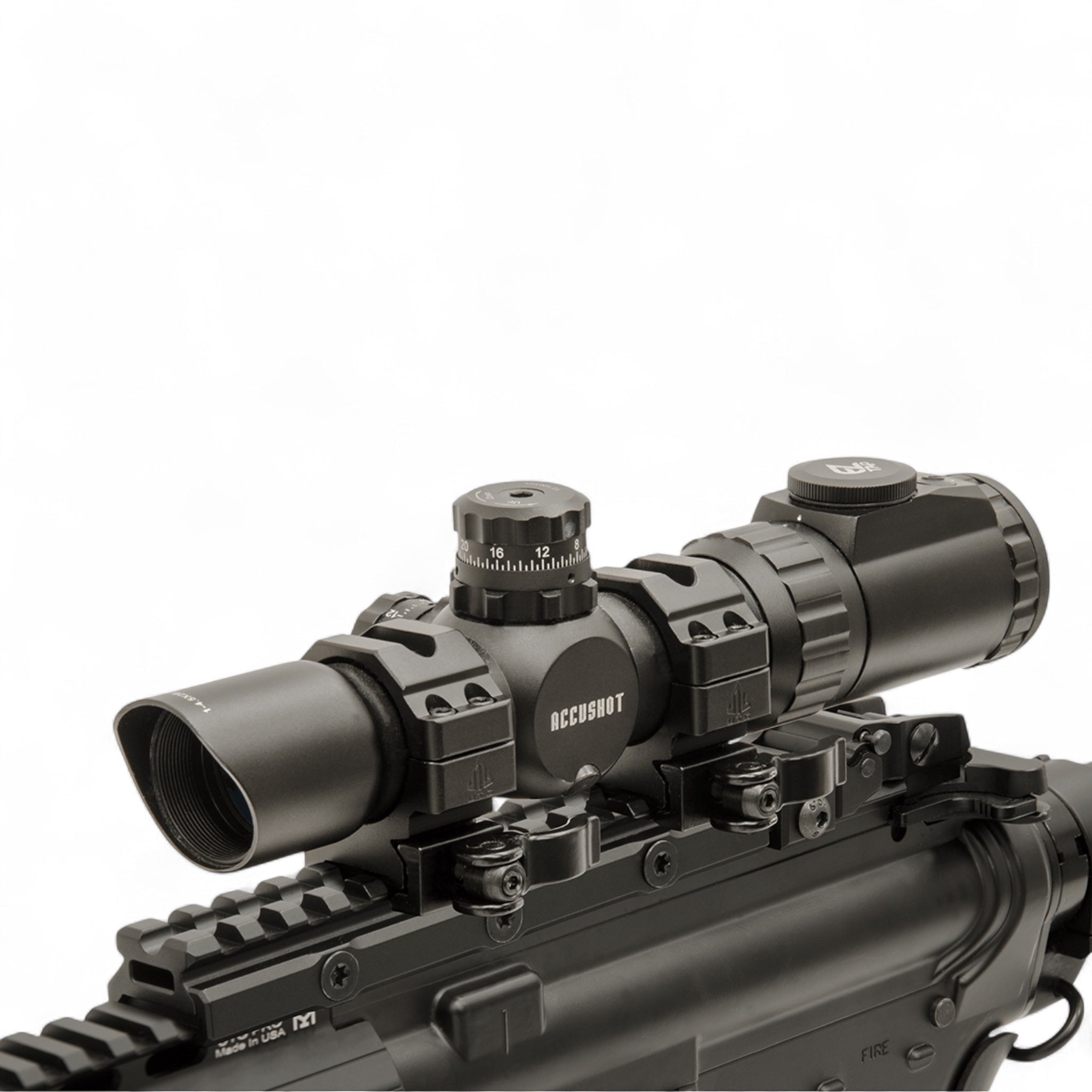 Schwarzer UTG Super Slim Picatinny Riser Mount aus leichtem Aluminium mit 13 Slots und 13 mm Höhe, montiert auf Gewehr mit.