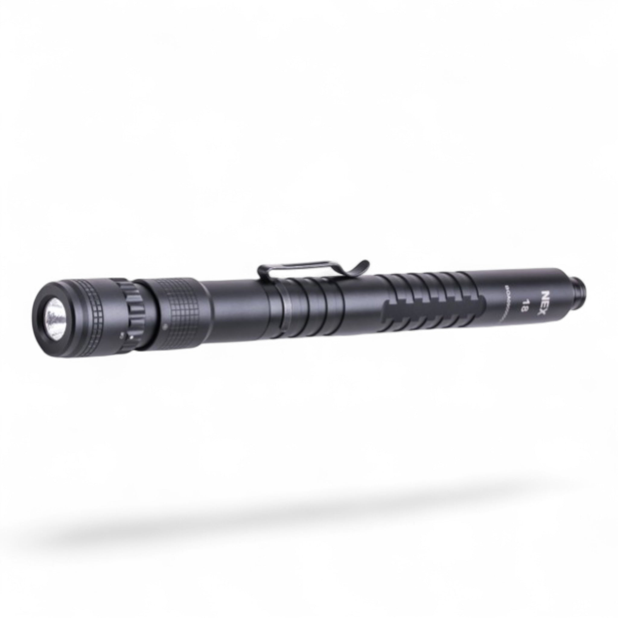 Schwarzer taktischer Teleskopschlagstock mit integrierter LED-Taschenlampe und Clip am Griff.