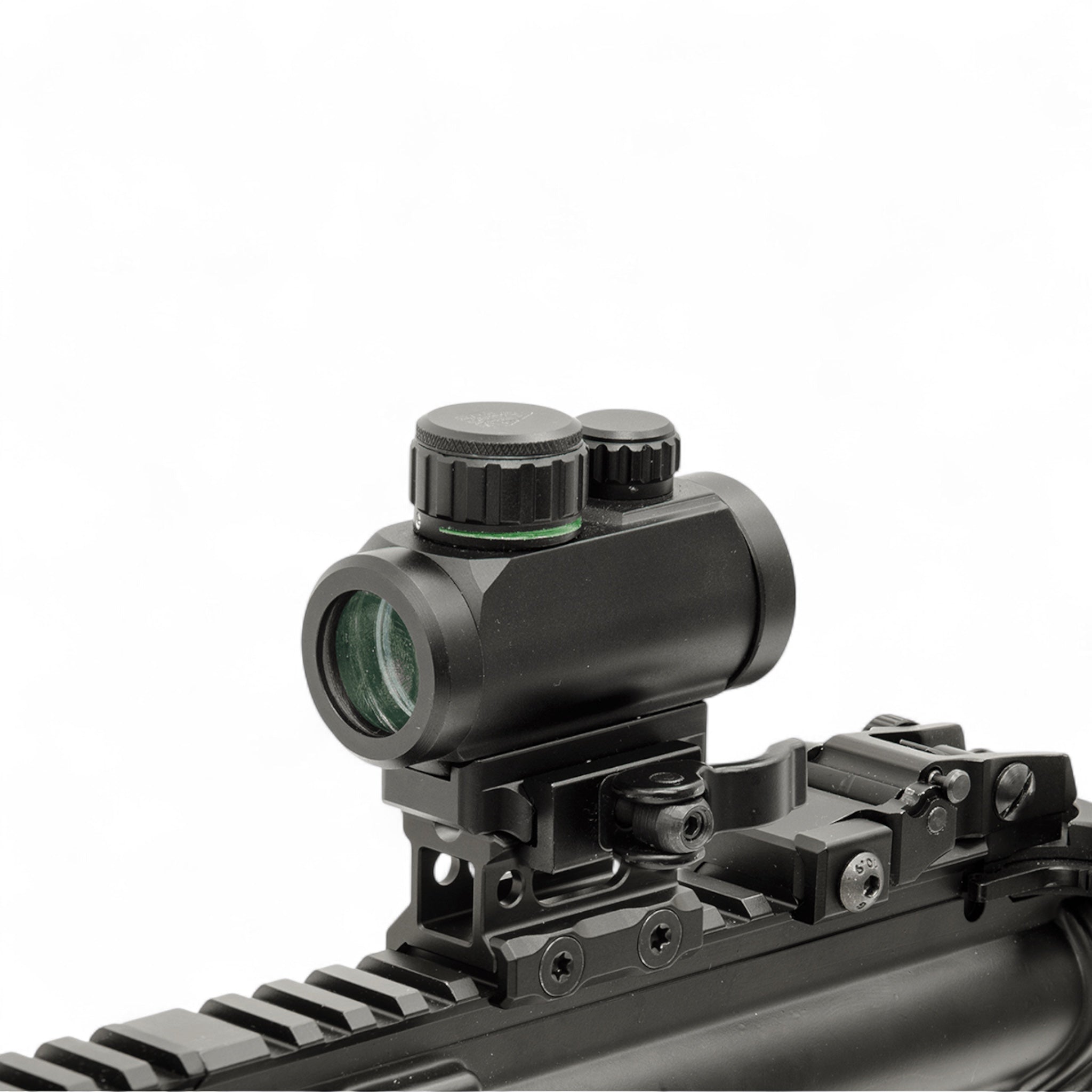 Schwarzer kompakter UTG Super Slim Picatinny Riser Mount mit 19 mm Höhe und 3-Slot Aluminium-Montage auf Gewehrmontagerail.