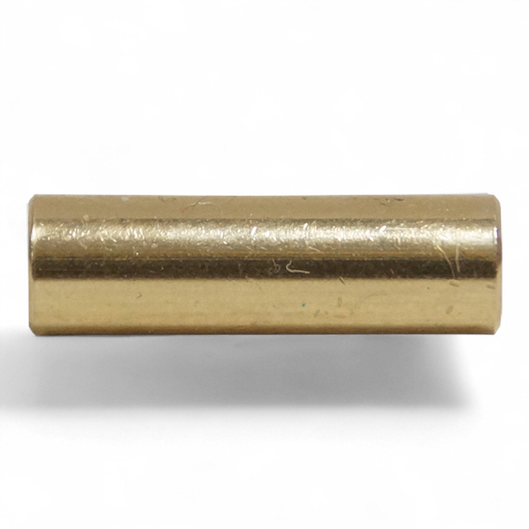 Kleiner, zylindrischer Gewinde-Adapter aus Messing mit glatter Oberfläche und beidseitigem Innengewinde, goldfarben.