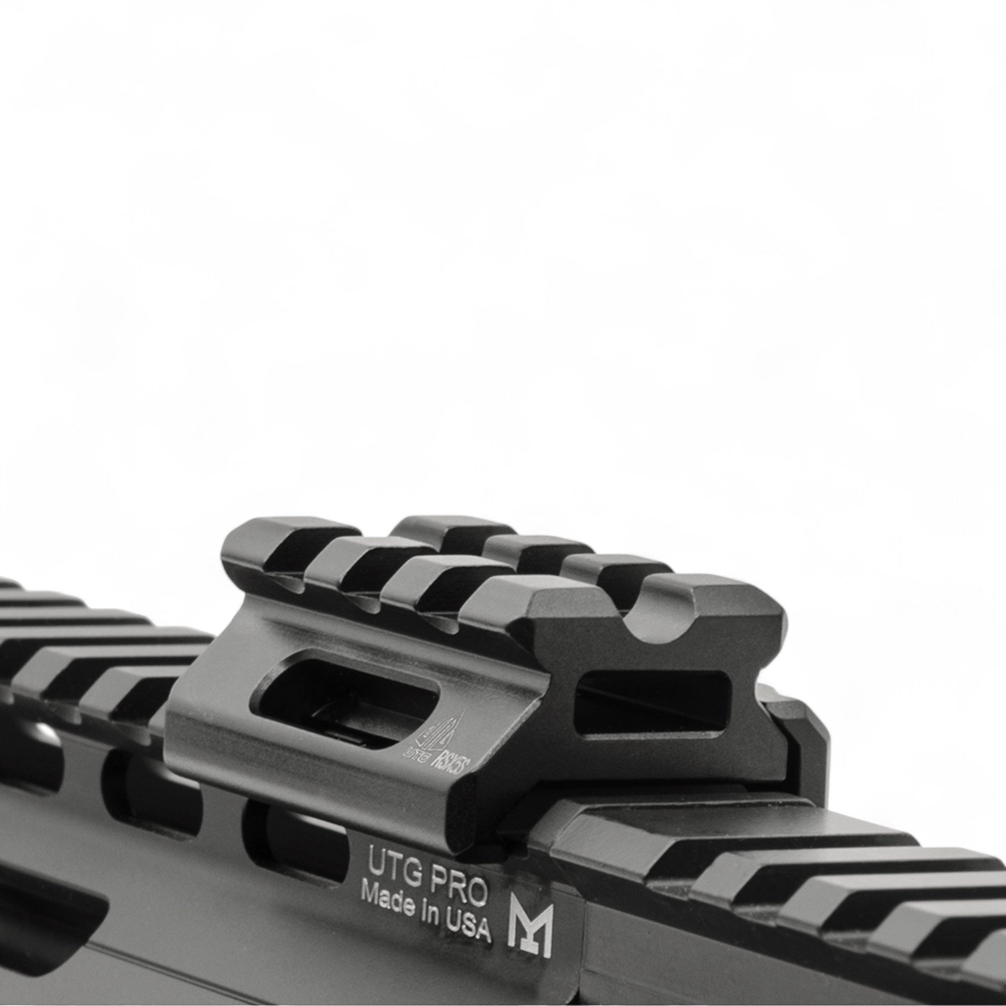 Schwarzer UTG Super Slim Picatinny Riser Mount aus anodisiertem 6061-T6 Aluminium, 13 mm hoch mit 3 Schlitzen,.