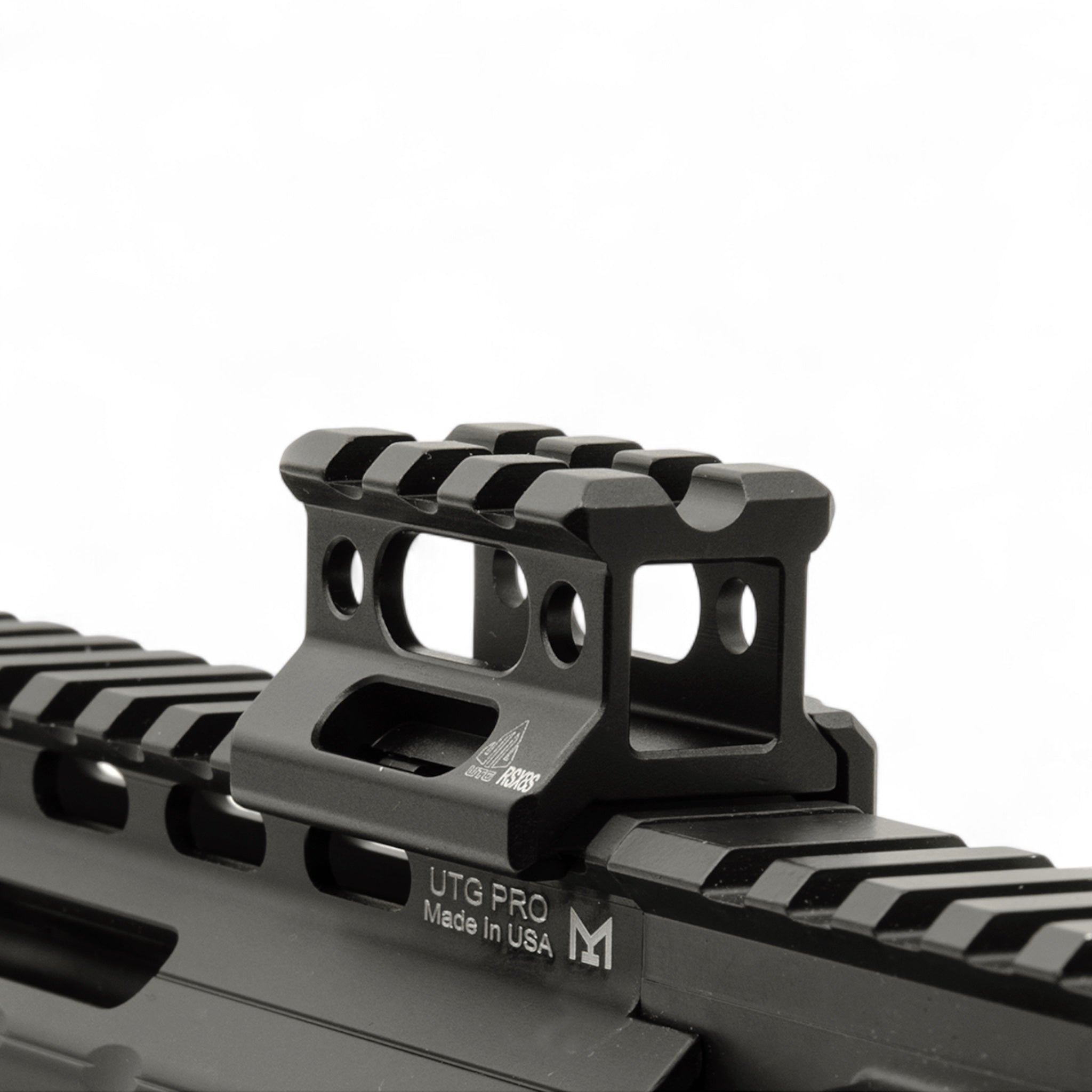 Schwarzer UTG Super Slim Picatinny Riser Mount aus anodisiertem 6061-T6 Aluminium, 19 mm hoch mit 3 Slots, kompakt und.