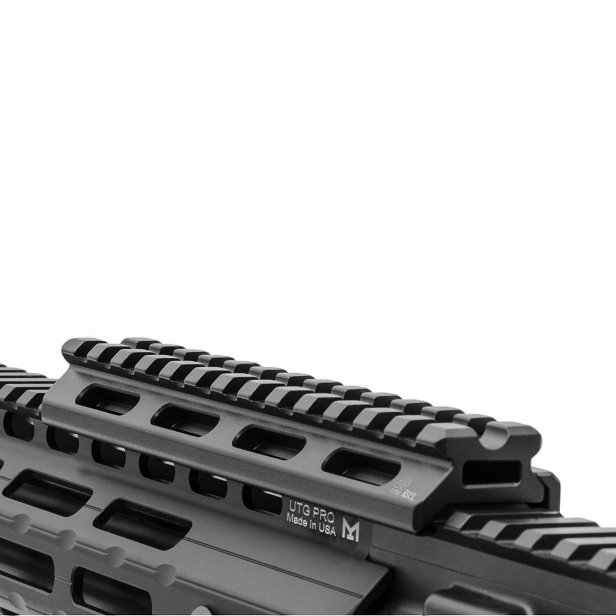 Schwarzer UTG Super Slim Picatinny Riser Mount aus Aluminium, 13 mm hoch, 13 Slots, lange Schiene, Torx-Verschluss.