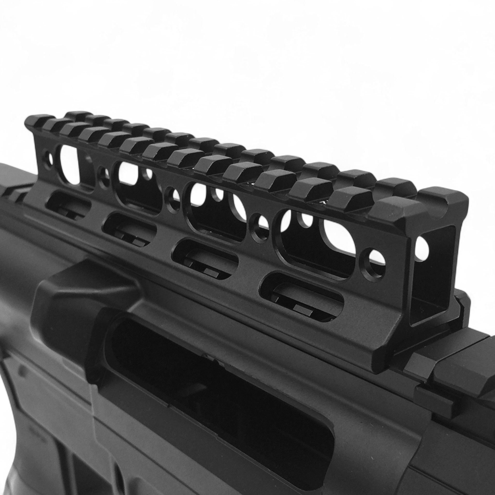 Schwarzer UTG Super Slim Picatinny Riser Montagerail aus anodisiertem Aluminium mit 13 Slots, 19 mm Höhe, auf Waffenschiene.