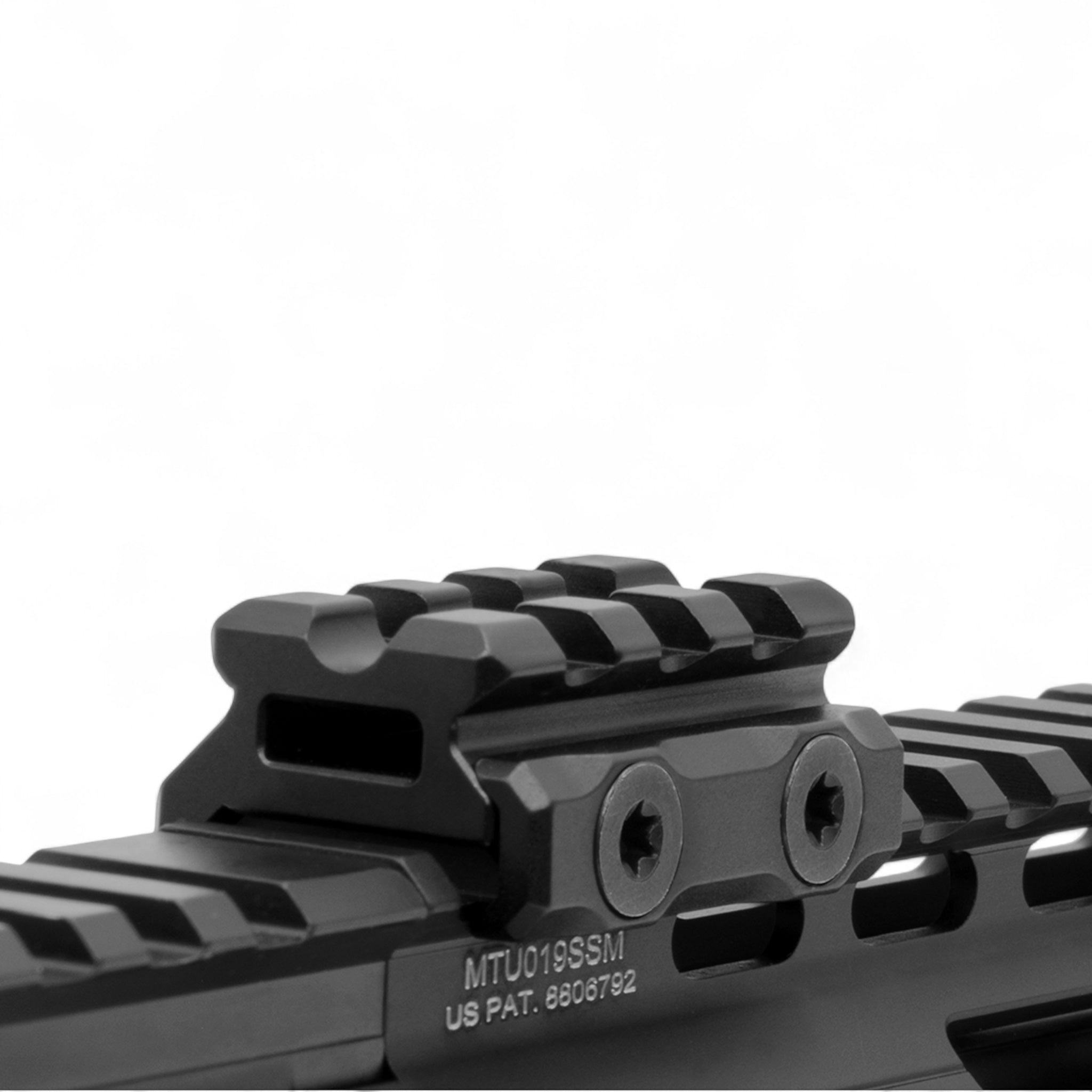 Schwarzer UTG Super Slim Picatinny Riser Mount mit 13 mm Höhe, 3 Slots, aus anodisiertem Aluminium, kompakt und leicht mit.