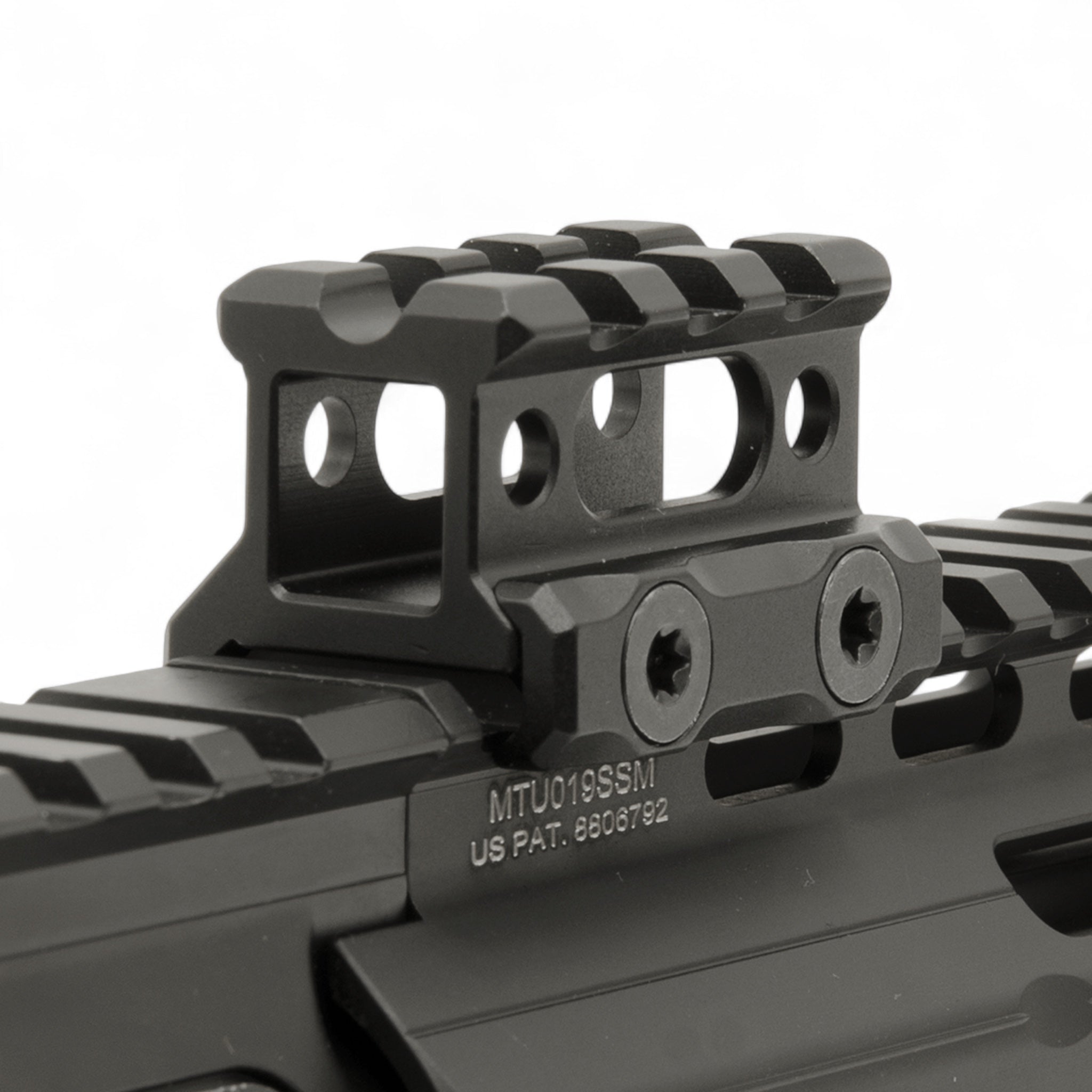 Schwarze UTG Super Slim Picatinny Riser Mount aus eloxiertem Aluminium, 19 mm hoch, mit drei Schlitzen und.
