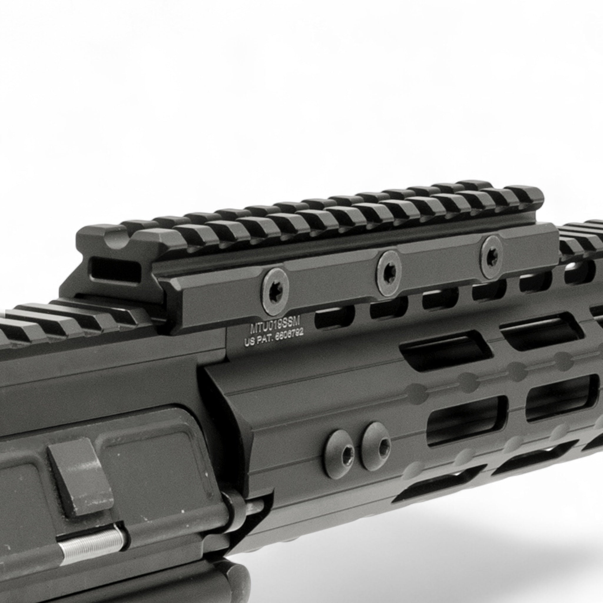 Schwarzer UTG Super Slim Picatinny Riser Mount aus Aluminium, 13 mm hoch, 13 Slots, montiert auf Gewehrschiene mit.