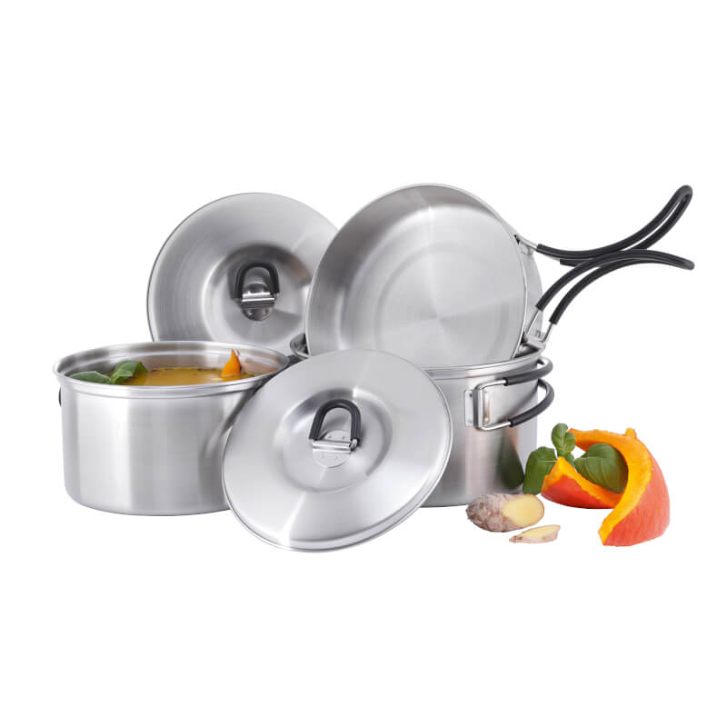 Campinggeschirr-Set aus gebürstetem Edelstahl mit zwei Töpfen, Deckeln und zusammenklappbaren schwarzen Griffen, daneben.