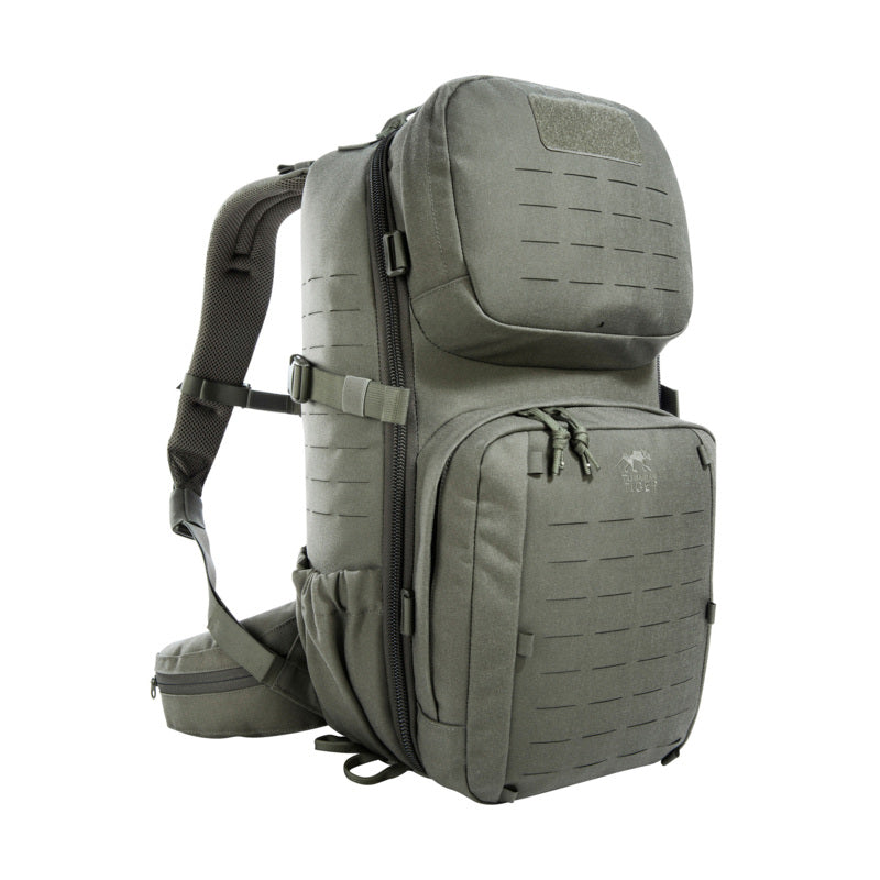 Olivgrüner Tasmanian Tiger Modular Combat Rucksack mit zwei großen Frontfächern und MOLLE-Montagesystem.