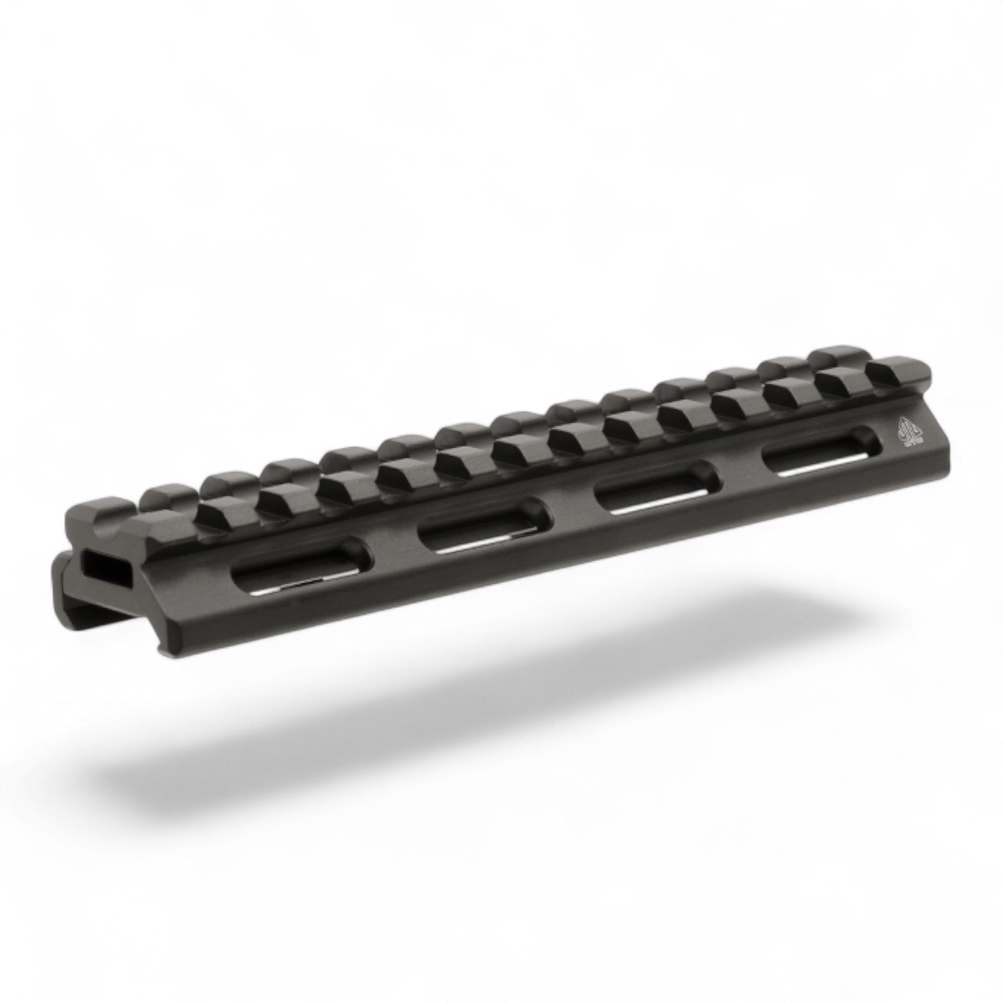 Schwarzer UTG Picatinny Riser Mount aus Aluminium, 13 mm hoch, mit 13 breiten Slots und Torx-Verriegelungssystem.