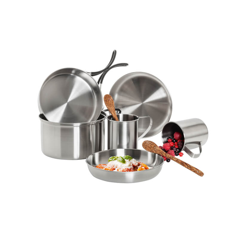 Edelstahl Picknick-Set mit zwei Töpfen, Pfanne, Becher und zwei Holzbesteckteilen, glänzend und kompakt angeordnet.