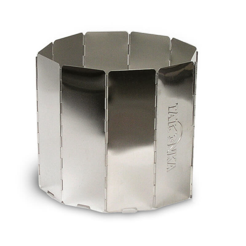 Zehnteiliger, silberner faltbarer Windschutz aus Metall mit glatter Oberfläche und Tatonka-Logo, halbkreisförmig aufgestellt.