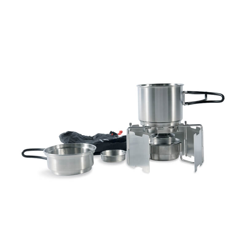 Camping-Alkoholkocher-Set aus silbernem Edelstahl mit faltbarem Windschutz und zwei Töpfen, inklusive Tragetasche.