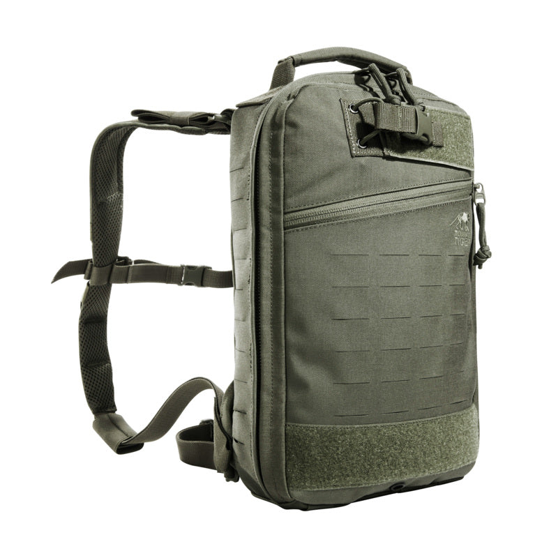 Olivegrüner Tasmanian Tiger Medic Assault Rucksack mit modularen MOLLE-Schlaufen und kompaktem, rechteckigem Design,.