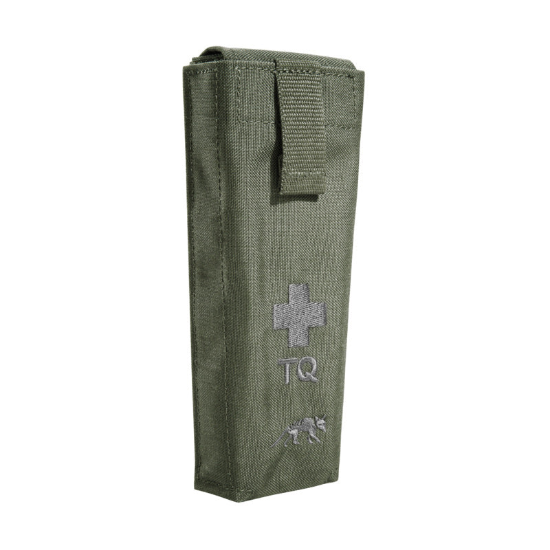 Olivegrüne Tasmanian Tiger Tourniquet Tasche mit grauem Kreuz und „TQ“ Prägung, Cordura-Material, schlank und rechteckig.