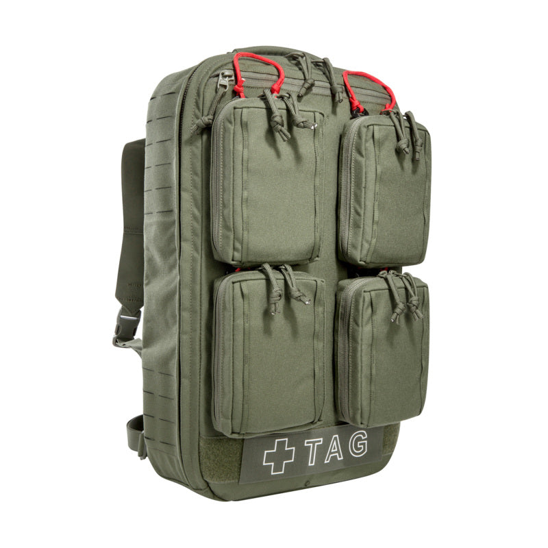 Olivegrüner Tasmanian Tiger Medic Mascal Pack mit vier frontalen, rechteckigen Taschen und roten Reißverschlusszügen,.