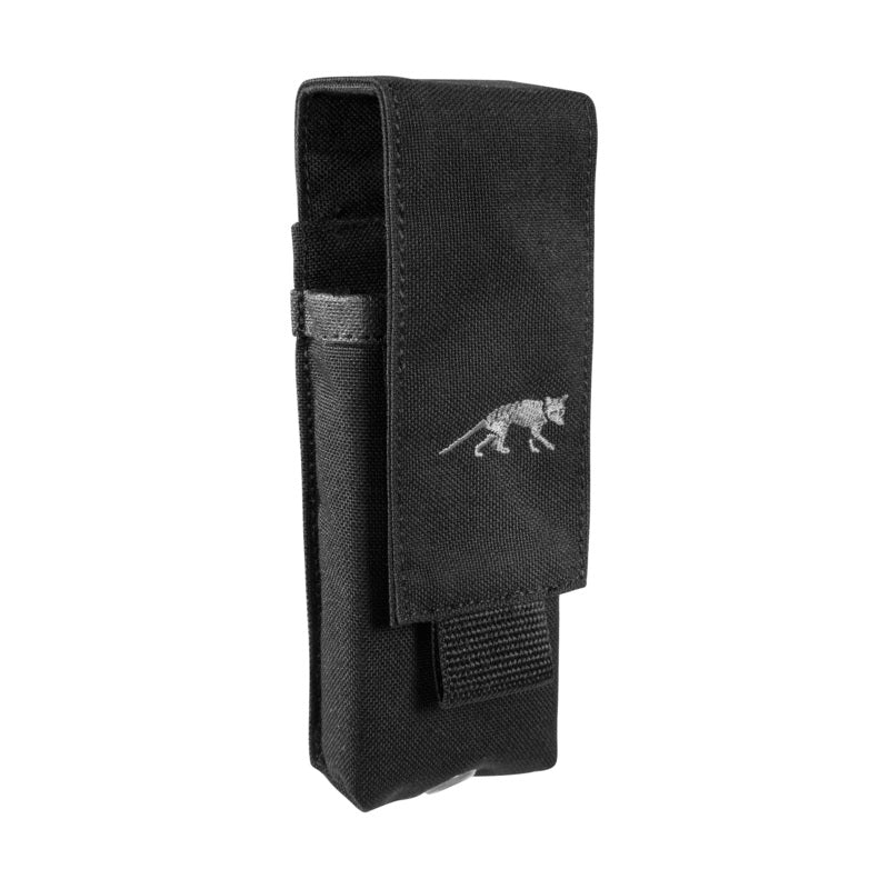 Schwarze taktische Tasche aus robustem Material mit Klappe und Klettverschluss, dezentes Tasmanian Tiger-Logo vorne.