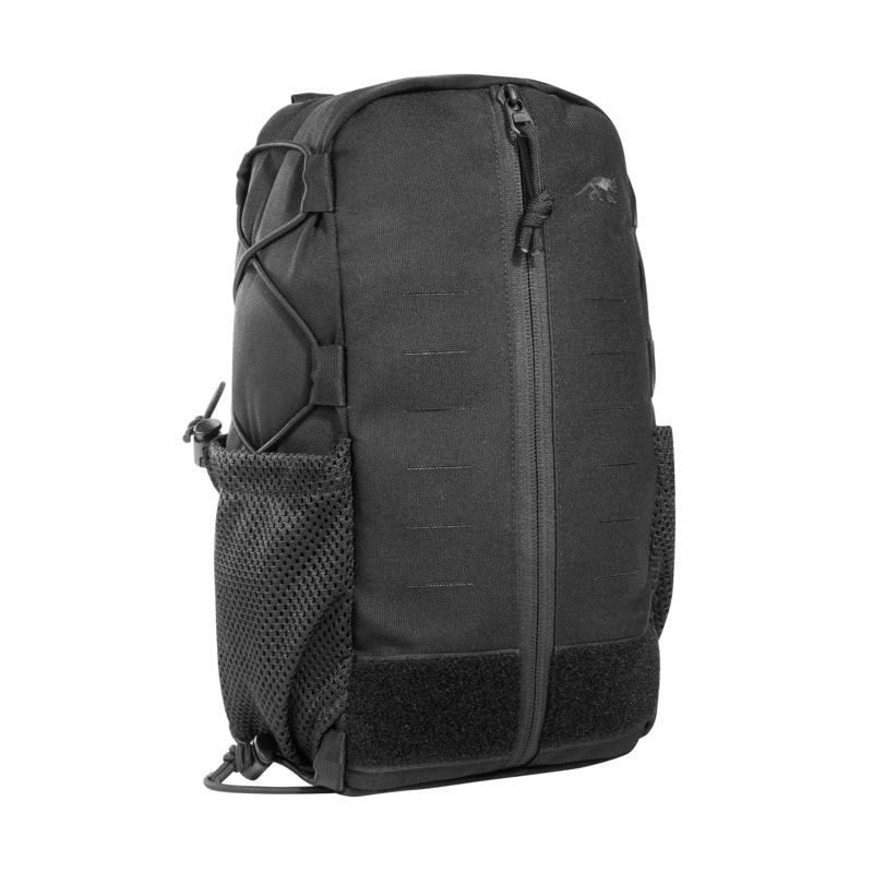 Schwarze, rechteckige Tac Pouch mit robustem Nylonmaterial, frontaler Reißverschluss und elastischem Netzfach seitlich,.