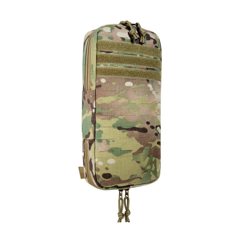 Multicam-farbene Tasmanian Tiger Bladder Pouch Extended MKII mit robusten Reißverschlüssen und MOLLE-Befestigungspunkten.